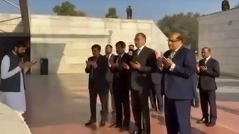 খালেদা জিয়ার কবর জিয়ারত করলেন পাকিস্তানের সিনিয়র মন্ত্রী