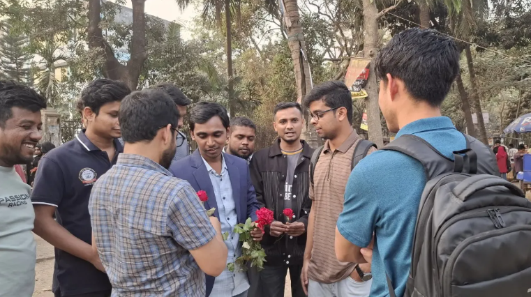 তারেক রহমান প্রধানমন্ত্রী, ঢাবিতে ছাত্রদলের গোলাপ বিতরণ